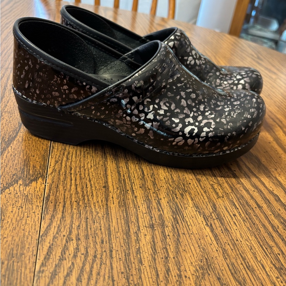Dansko women’s pewter leopard clog size 40 - Picture 2 of 8